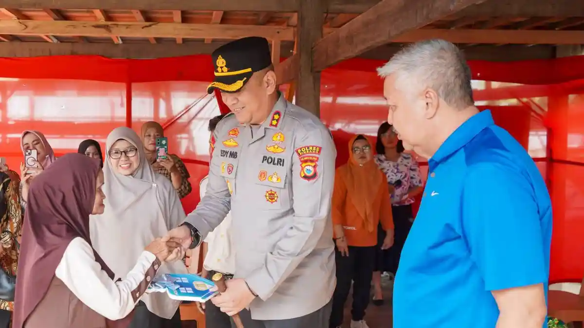 Sambut Hari Bhayangkara, Pemkab dan Polres Pinrang Bedah Rumah Warga Kurang Mampu - Tribun-timur.com