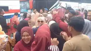 Ratusan-keluarga-dan-kerabat-memadati-Rumah-Jabatan.jpg