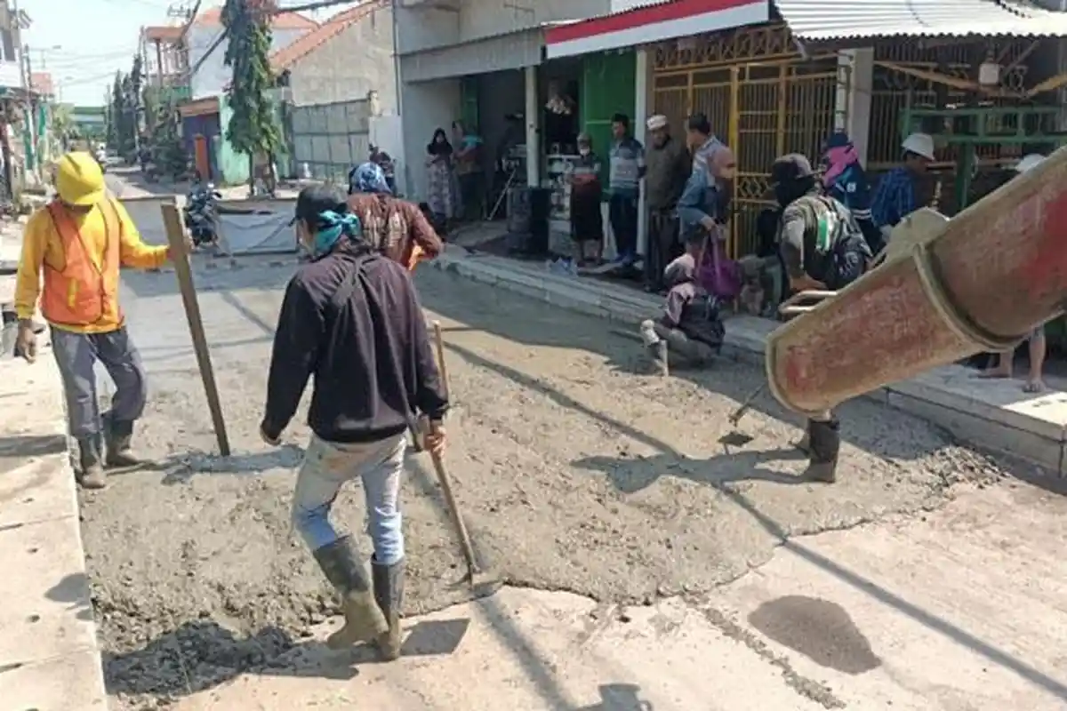 Bupati Gus Muhdlor Pantau Pengecoran Jalan Tropodo Sidoarjo, Sebut Sesuai dengan Target Perencanaan