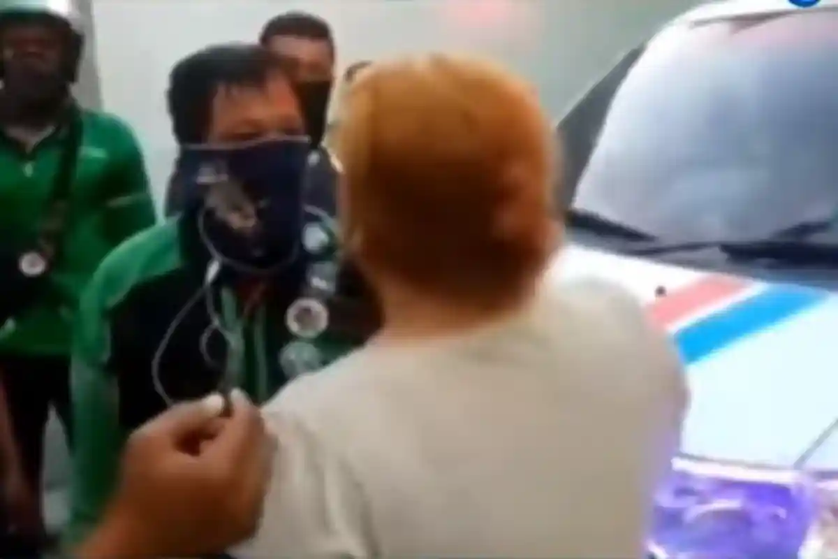 Wanita Berambut Pirang Ngamuk & Ludahi Driver Ojol, Mobilnya Dituduh Halangi Ambulans