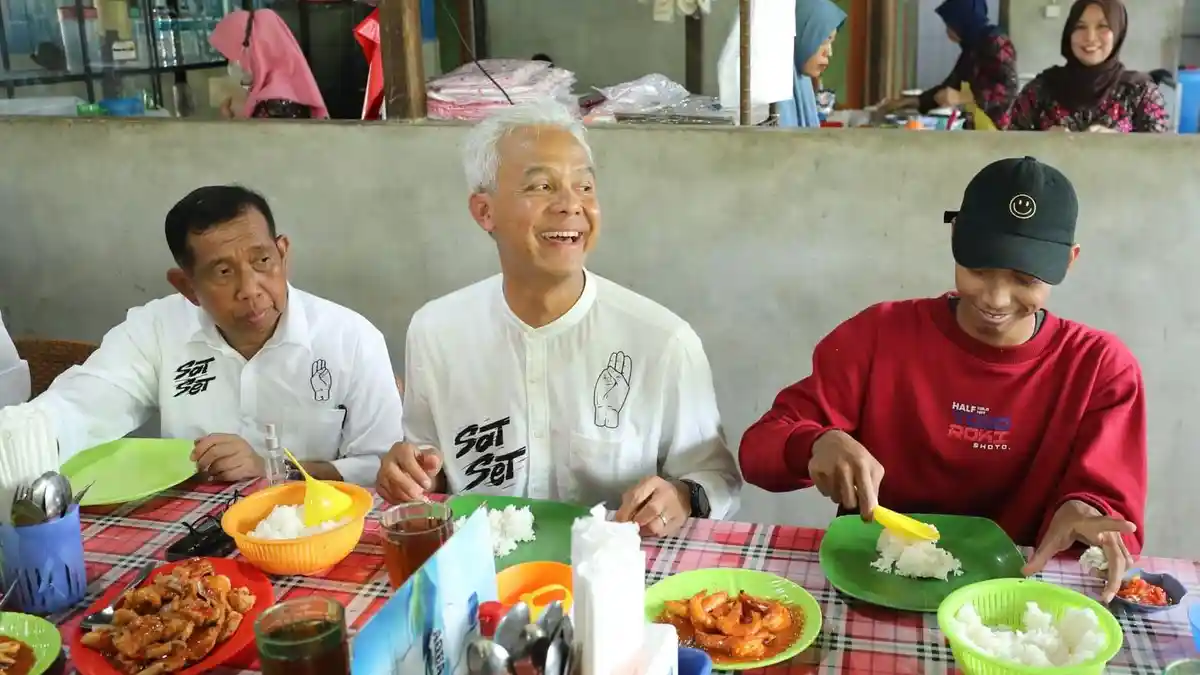 Berkelas! Diadang Pendukung Prabowo-Gibran di Kaltim, Ganjar Ajak Salaman & Makan Siang Gratis