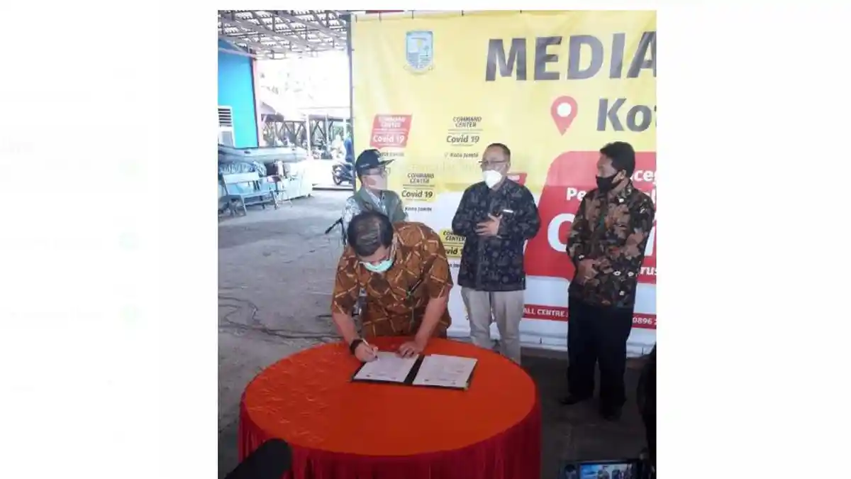 Rektor Unja Terima Alat Tes PCR Bantuan Singapura