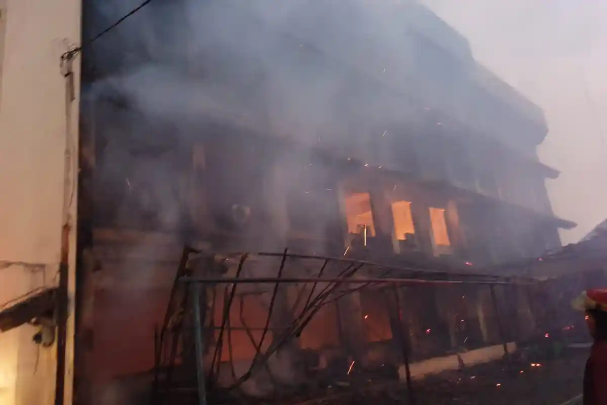 Sejumlah Siswa dan Guru Menderita Patah Tulang Lompat dari Gedung SMK Yadika 6 Bekasi yang Kebakaran