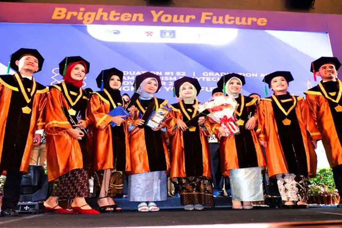 Rivaldo Mahasiswa Batam Tourism Polytechnic Terharu Jalani Wisuda Jarak Jauh Dari Hongkong