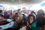 Warga Ngalap Berkah Nasi Sura di Haul Sunan Abinawa Kendal