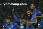 arema-fc-vs-perseru-badak-lampung-fc-makan-konate.jpg