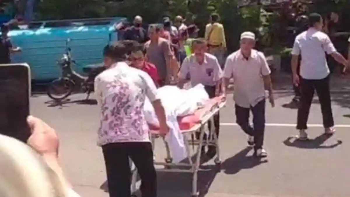 Ambulans Bawa Jenazah di Jember Terguling Gegara Tabrak Pembatas Jalan