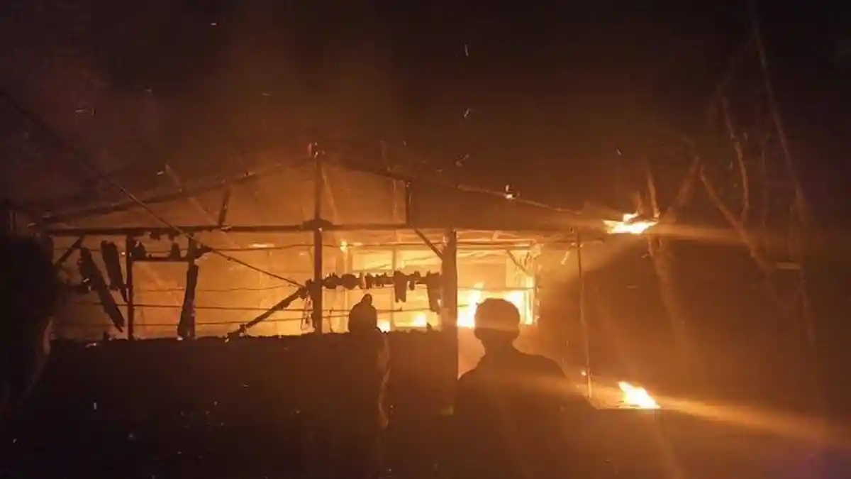 Teror Lemparan Batu dan Tanah Kuburan Sebelum Rumah Sulastri Terbakar