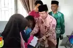 Bupati-Sapuan-saat-Memberikan-Bantuan-sgg.jpg