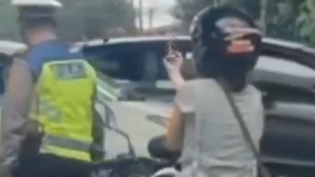 Tak Terima Disuruh Pakai Helm, Emak-emak di Pasar Rebo Acungkan Jari Tengah ke Polisi