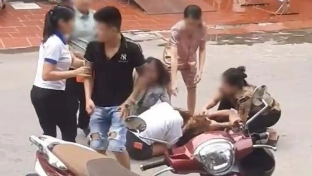 Viral di Media Sosial Aksi Saling Pukul Antara Suami, Istri, Ibu Mertua, dan Pelakor di Jalanan