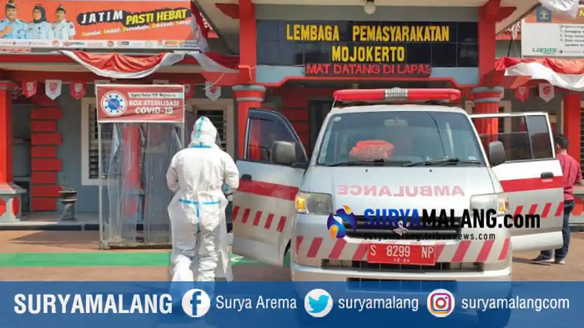 Pakai APD Lengkap, Tim Kesehatan Lakukan Evakuasi 5 Napi Lapas Mojokerto ke RSUD Mojosari