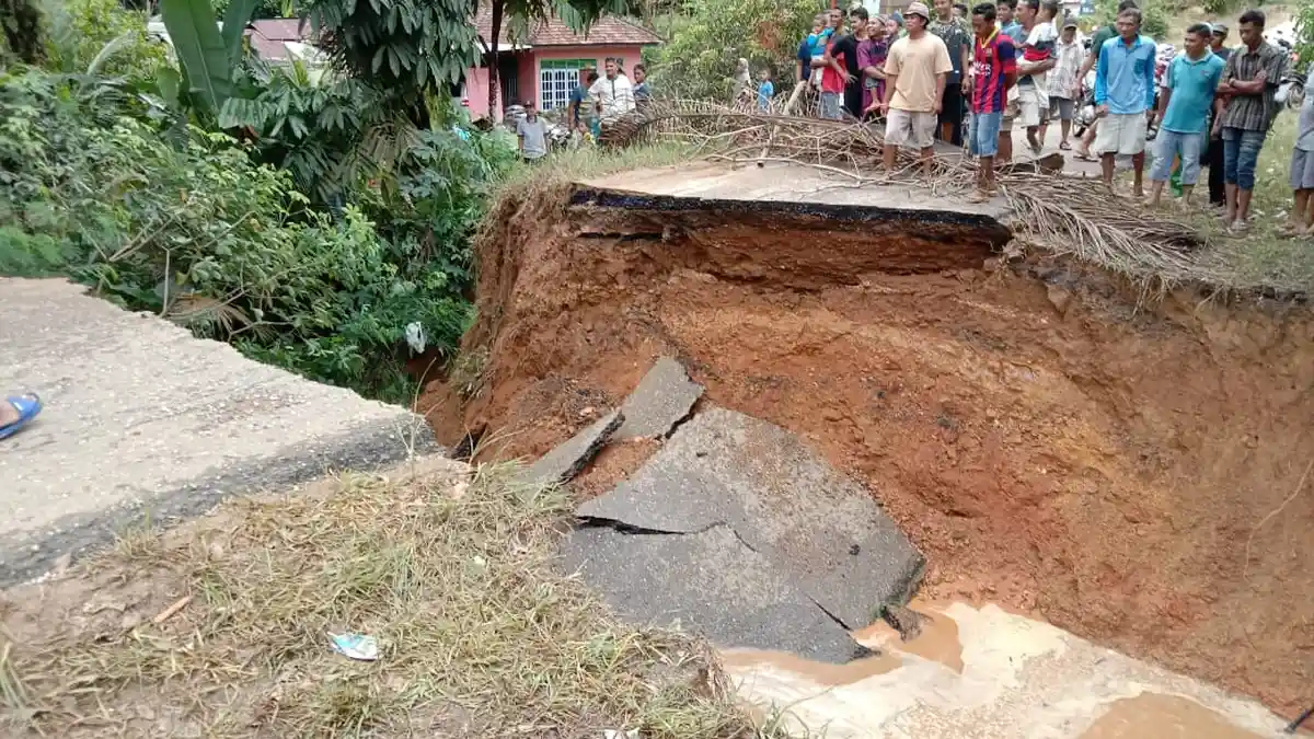 BREAKING NEWS Hujan Deras Jalan di Desa Merangin Putus Total, Ini Jalan Utama