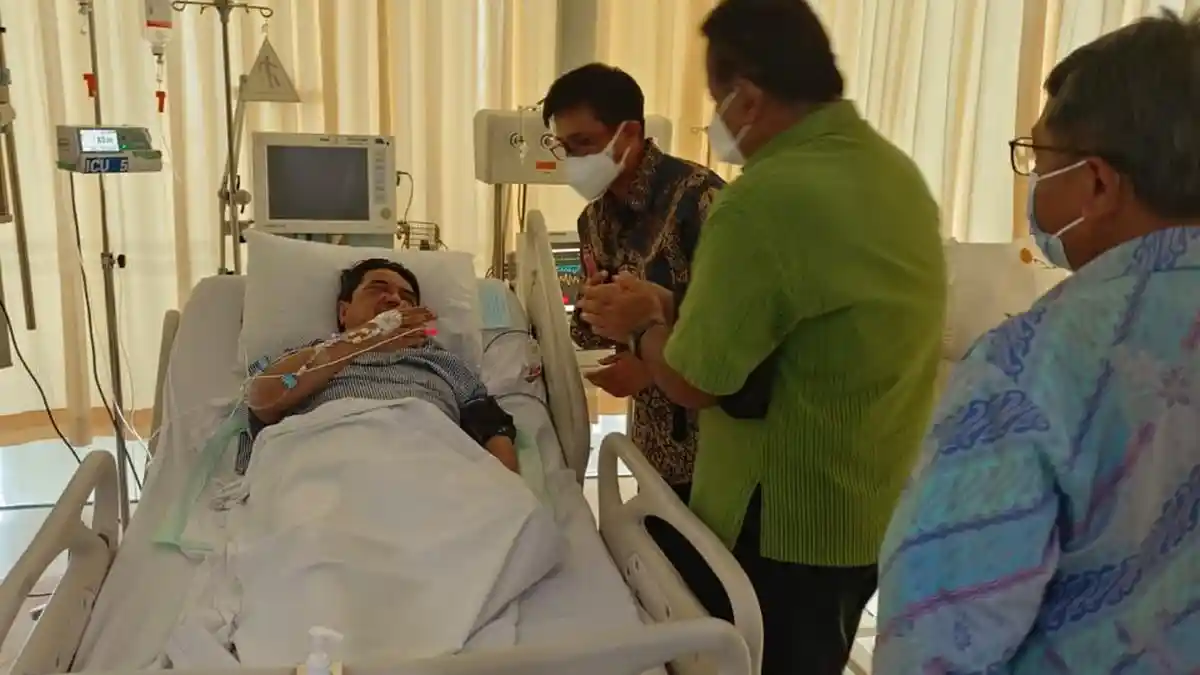 Sambangi RS Siloam, Rektor Universitas Indonesia Ari Kuncoro Jenguk Ade Armando
