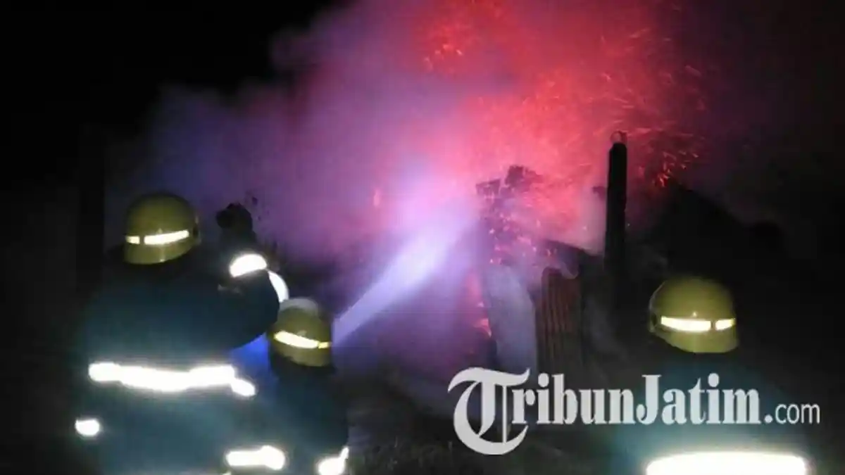 Gara-gara Bahan ini, Hingga Tengah Malam, Api di Pabrik Gula Jawa Masih Berkobar