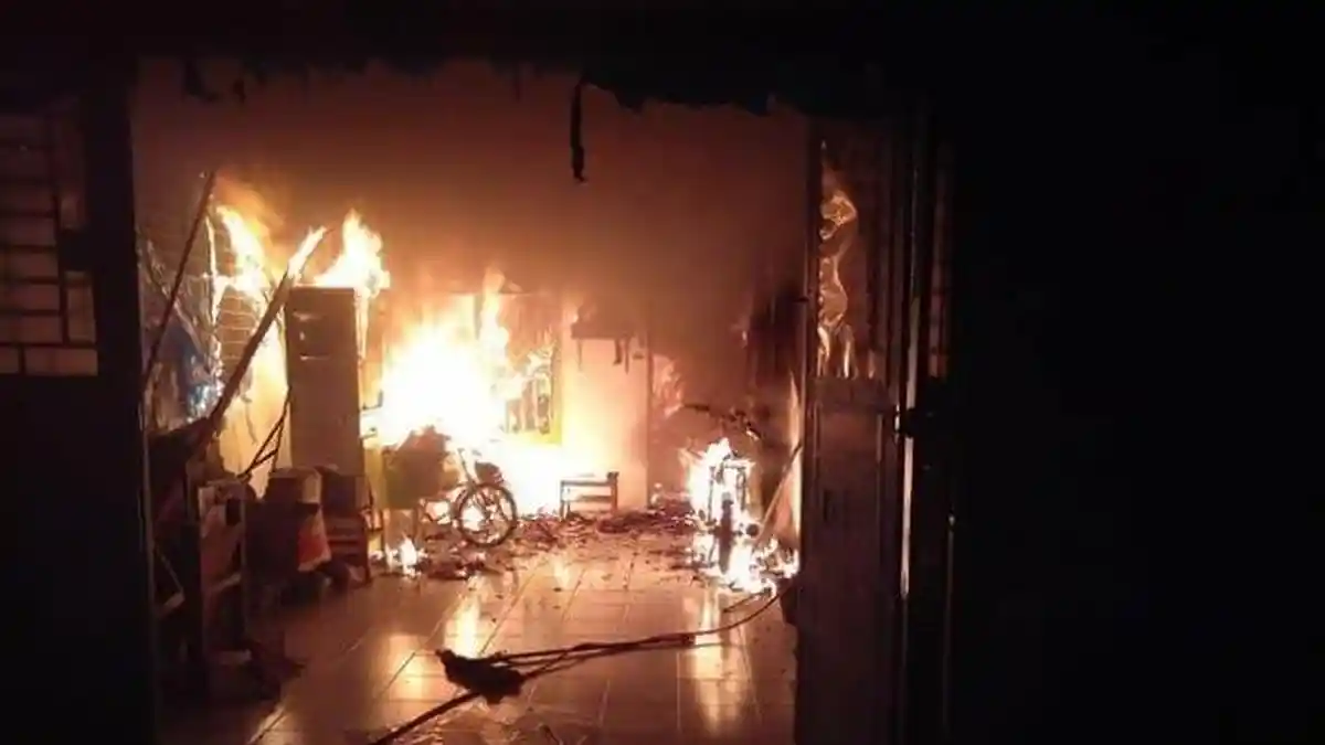 Sebuah Ruko Hangus Terbakar Gara-gara Tawuran Saling Lempar Batu dan Petasan