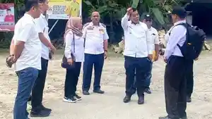 Bupati-Simalungun-Radiapoh-Hasiholan-Sinaga-saat-meninjau-jalan-di-Nagori-Dusun-Pengkolan_.jpg