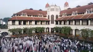 Ribuan-jemaah-Salat-Idulfitri-di-lapangan-utama-Lawang-Sewu-Kota-Semarang.jpg