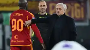 Jose-Mourinho-Bungkam-Usai-Laga-AS-Roma-vs-Fiorentina-yang-Mengharuskan-Romelu-Lukaku-Dikartu-Merah.jpg