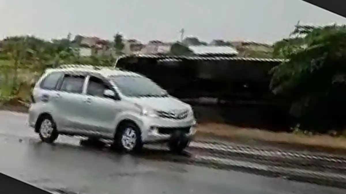 BREAKING NEWS - Kecelakaan Lalu Lintas di Tol Waru-Sidoarjo, Bus Terguling ke Bahu Jalan