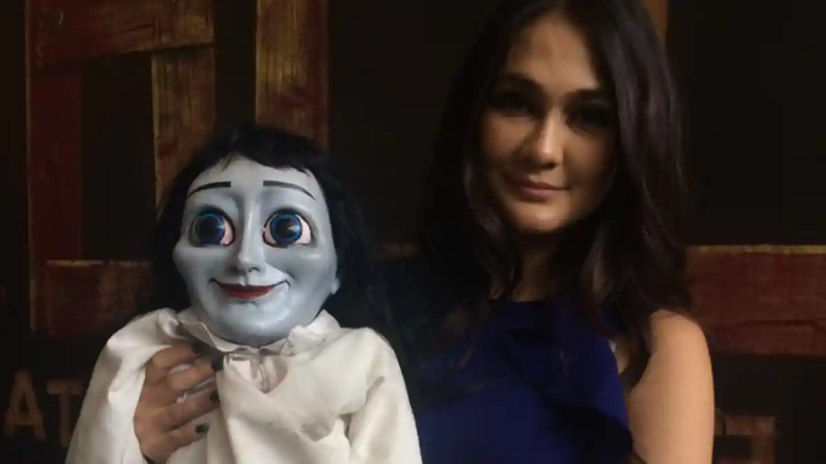 Luna Maya Berperan Jadi Istri Herjunot Ali di Film Horor