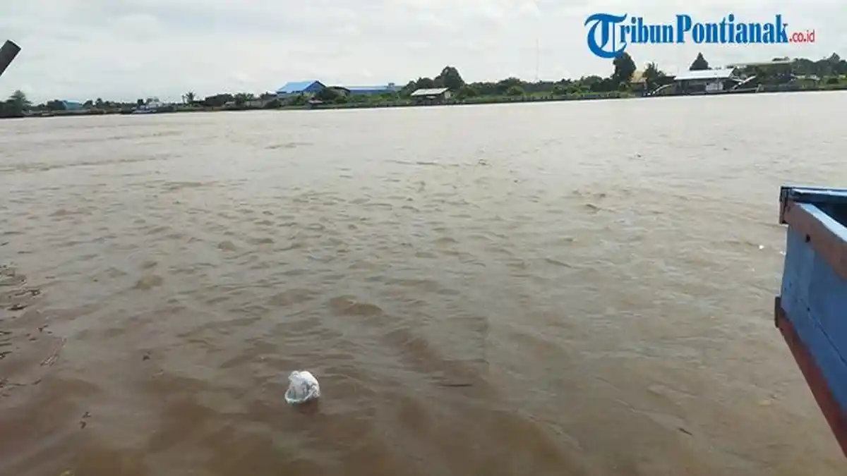 Viral Video Seseorang Buang Sampah ke Sungai Kapuas, Warga Pontianak: Minta Puji Keh?