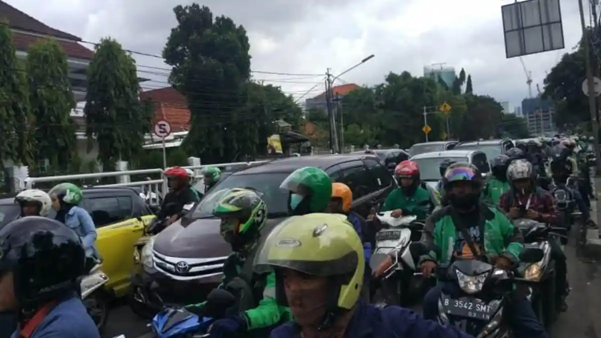 Diwarnai Dua Aksi Massa, Jalanan di Sekitar KPU Terpantau Padat