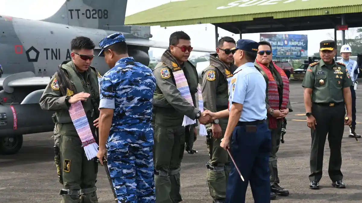 Dankosek I Medan Sambut Kedatangan Pesawat Tempur Hawk 100/200 di Lanud Soewondo