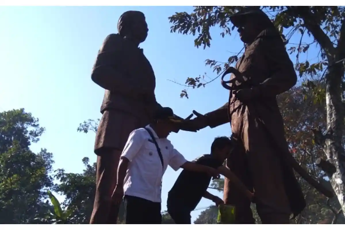 Ini Alasan Warga Pamulihan Pilih Bersihkan Patung Jelang Hari Kemerdekaan