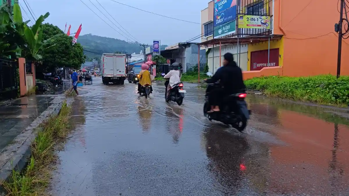Prakiraan Cuaca Sulbar Hari Ini 22 November 2025: Hujan Ringan-Sedang di Sejumlah Wilayah