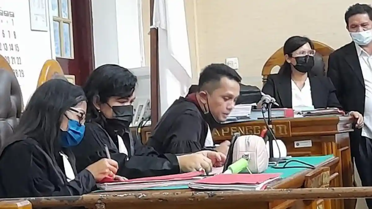 LUDAHI Dan Pukul Orang Pakai Sapu Lidi lantaran Uang Parkir, Dono Berakhir di Pengadilan