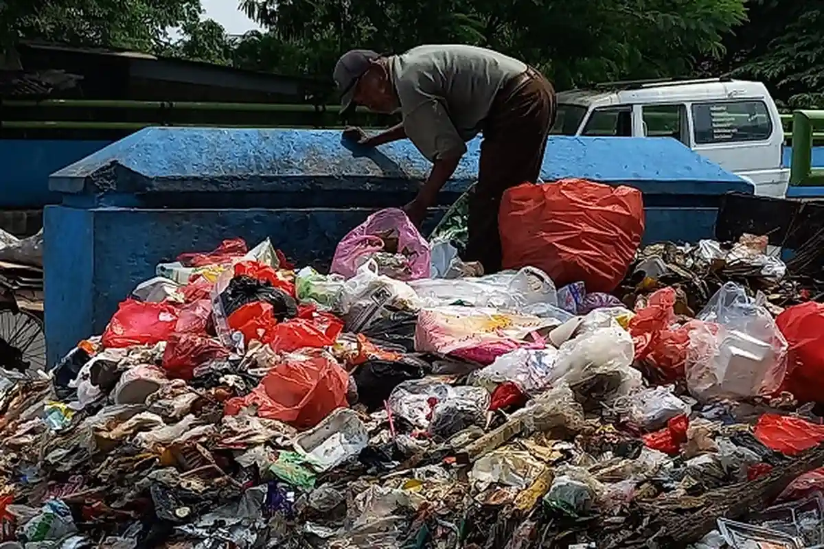 Jasad Bayi Ditemukan di Tumpukan Sampah Jembatan Ampera Kota Tangerang