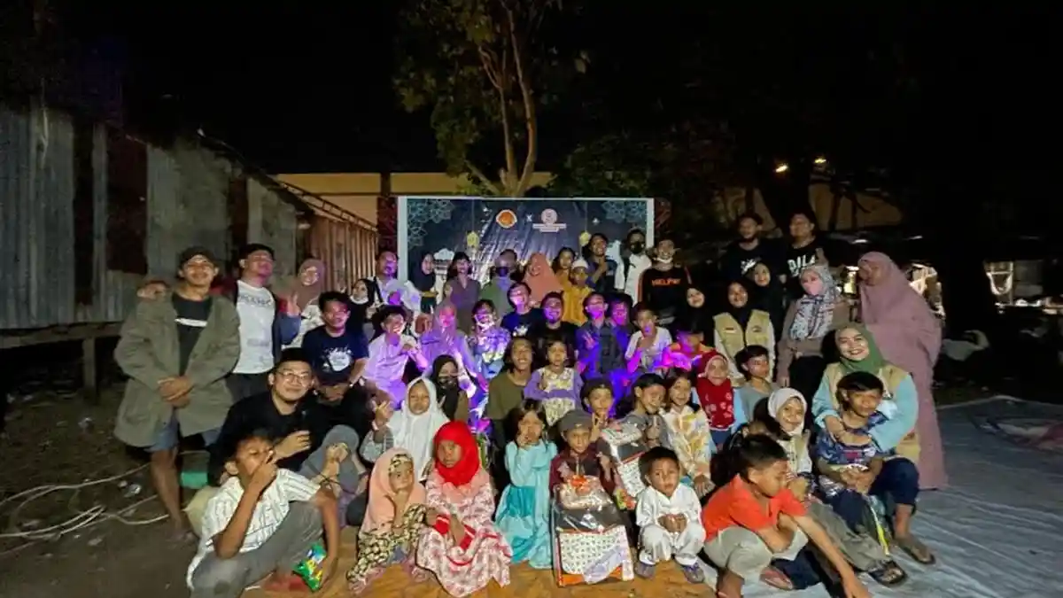 Warung Sedekah Makassar Gebrek Kampung, Sambangi Daerah Kumuh dan Bagi-bagi Makanan