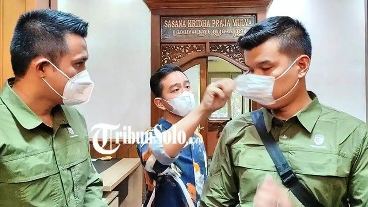 Gibran, Wali Kota yang Berani Copot Masker Paspampres Pemukul Sopir Truk