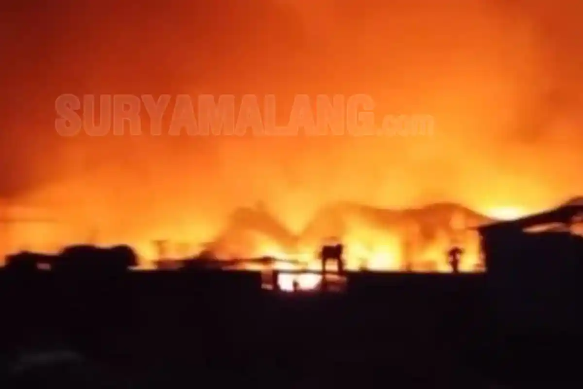 Pabrik Sarung Tangan di Gresik Terbakar Hebat, Kerahkan Puluhan Mobil Pemadam