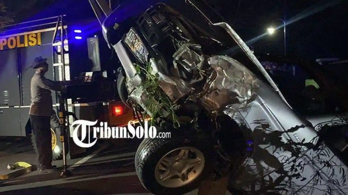 Hindar Kucing, Mobil Isuzu Panther Terperosok ke Parit di Karanganyar, Ending Memilukan
