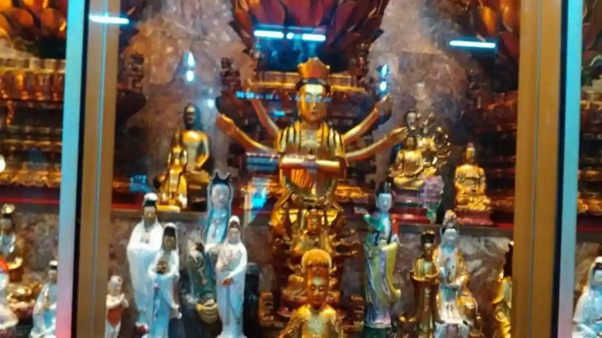 Patung Dewi Kwan Im Berumur Ratusan Tahun Ada Di Sini