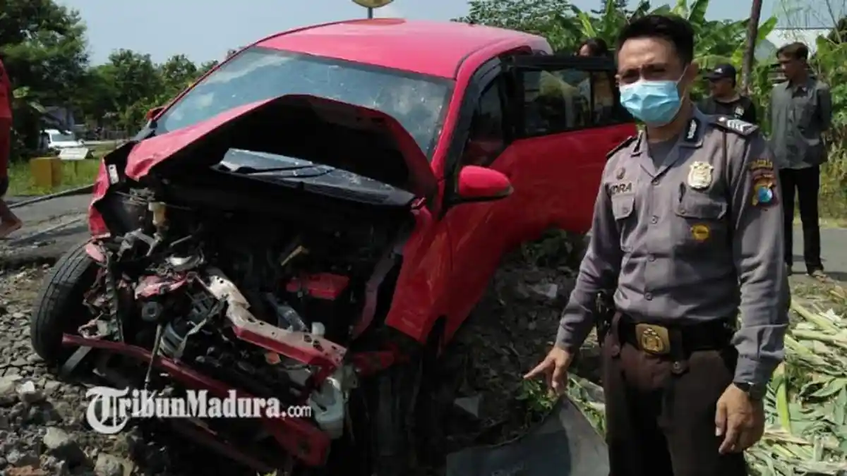 Penumpang Mobil Selamat Saat Kereta Api Menyambar Mobil Daihatsu Sigra di Sidoarjo, Mobil Hancur