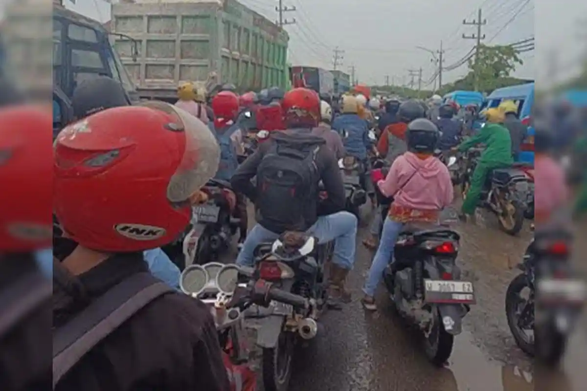 Ada Pengaspalan dan Perbaikan Jalan, Penyebab Macet di Jalan Raya Manyar Kabupaten Gresik