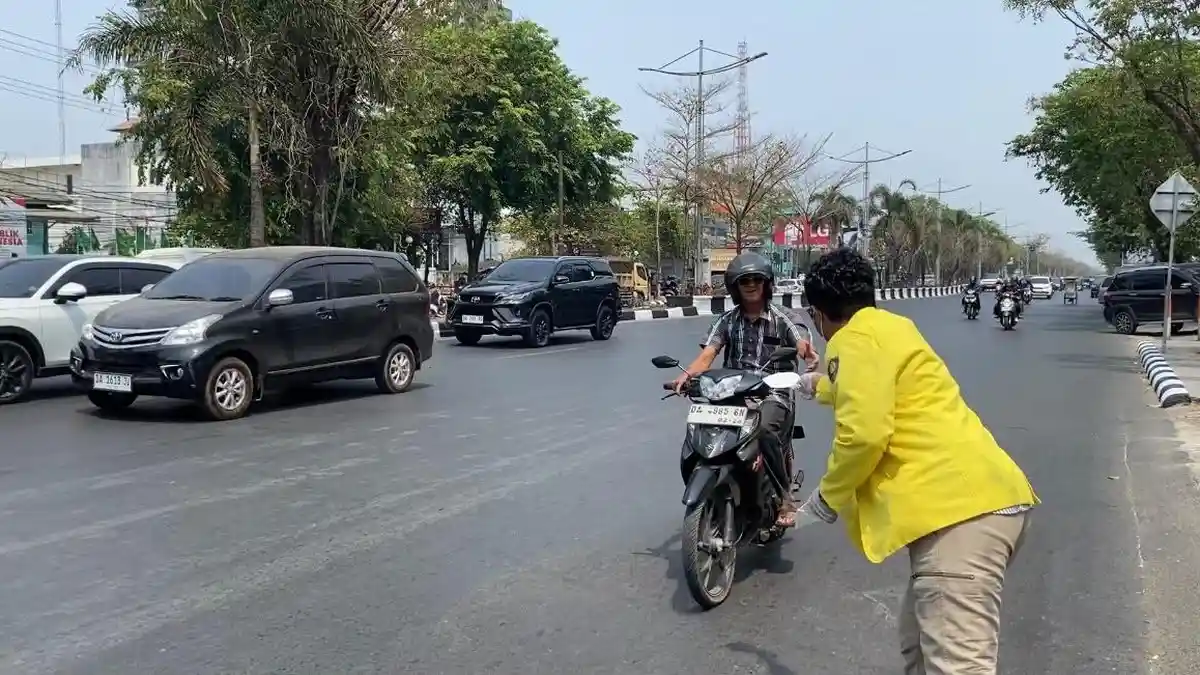 Lihat Kondisi Karhutla di Kalsel, BEM UI Bagikan 5.000 Masker ke Warga