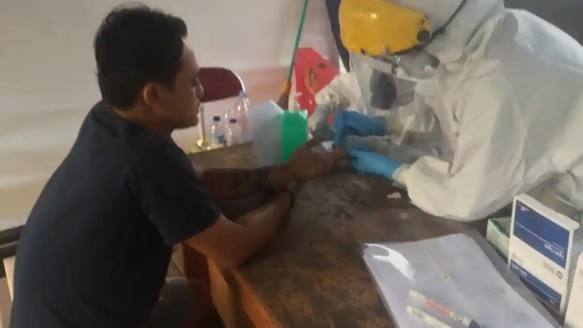Pelanggar PSBB Dikenakan Sanksi Rapid Test Virus Corona di Danau Sunter Tanjung Priok