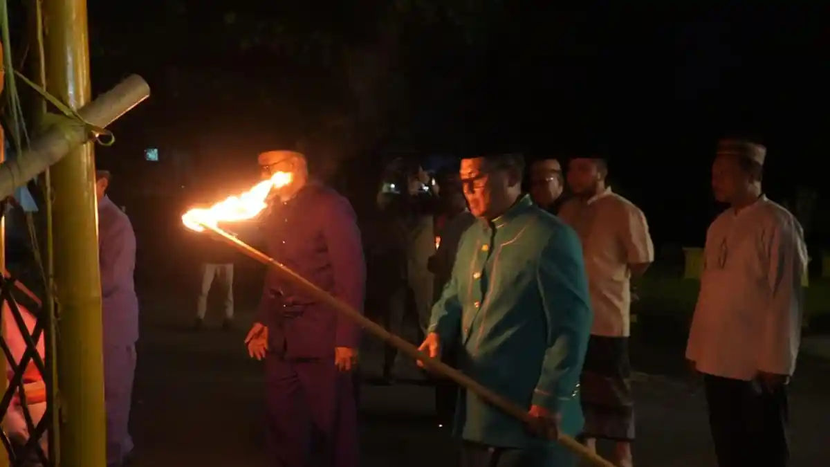 Bupati Gorut Thariq Modanggu Pasang Lampu Tumbilotohe di Depan Rumah Dinas
