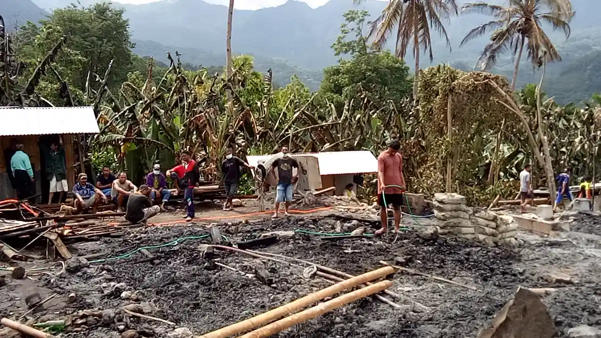 Tonton Live Streaming: Pasca Kebakaran, Warga Masih Padamkan Api di Kampung Adat Gurusina