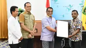 Pj-Kota-Tual-serahkan-bantuan-starlink.jpg