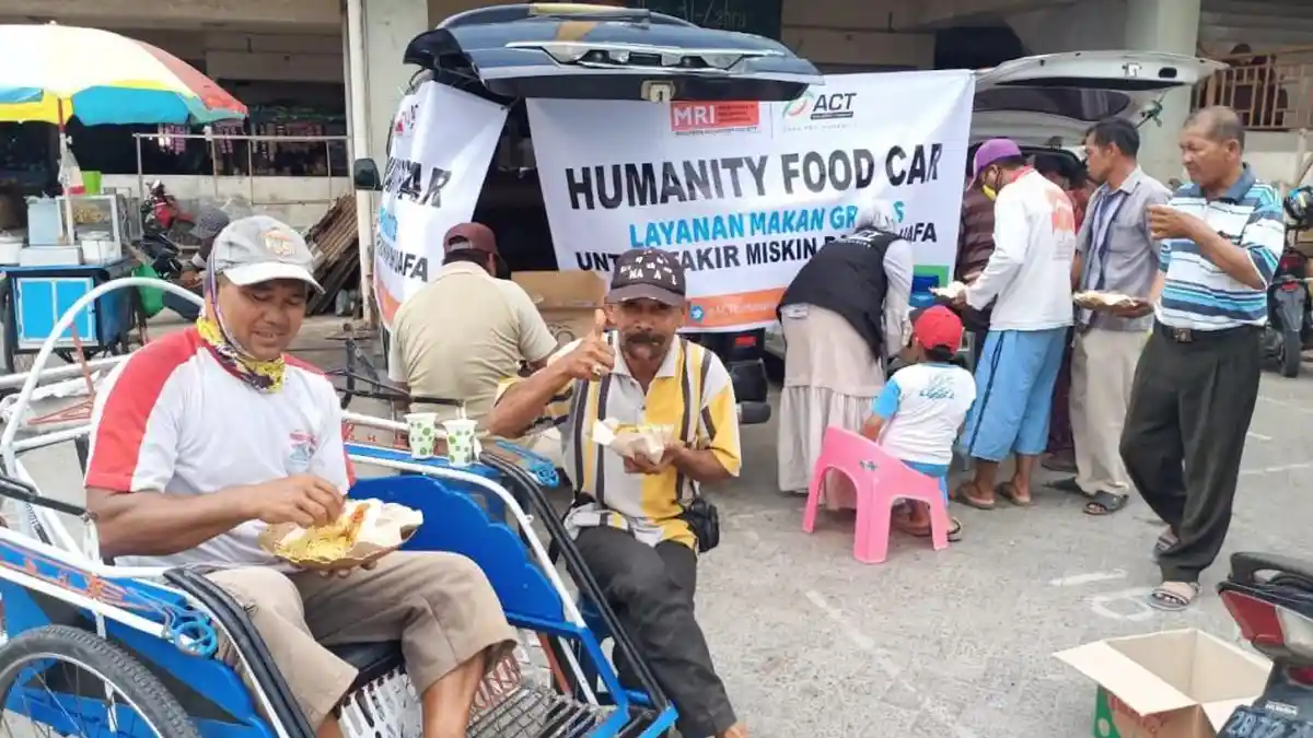 Humanity Food Car Bagi Makanan Gratis untuk Tukang Becak di Pasar Pagatan