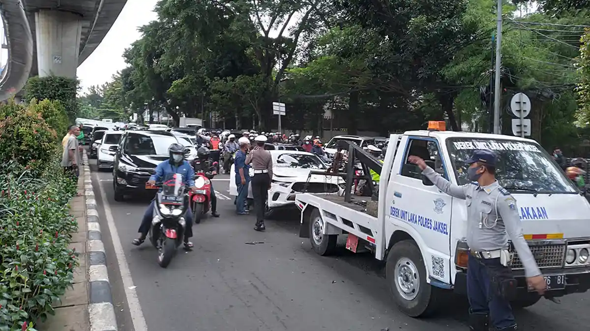 Diduga Sopir Mengalami Gangguan Epilepsi, 7 Kendaraan Terlibat Kecelakaan Beruntun di Prapanca Raya - Kecelakaan-Beruntun-Jl-Prapanca-Raya-4.jpg