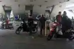 Pengendara Istirahat Dibawah Jembatan Semanggi