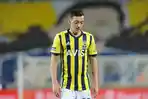 mesut-ozil-berseragam-fenerbahnce.jpg