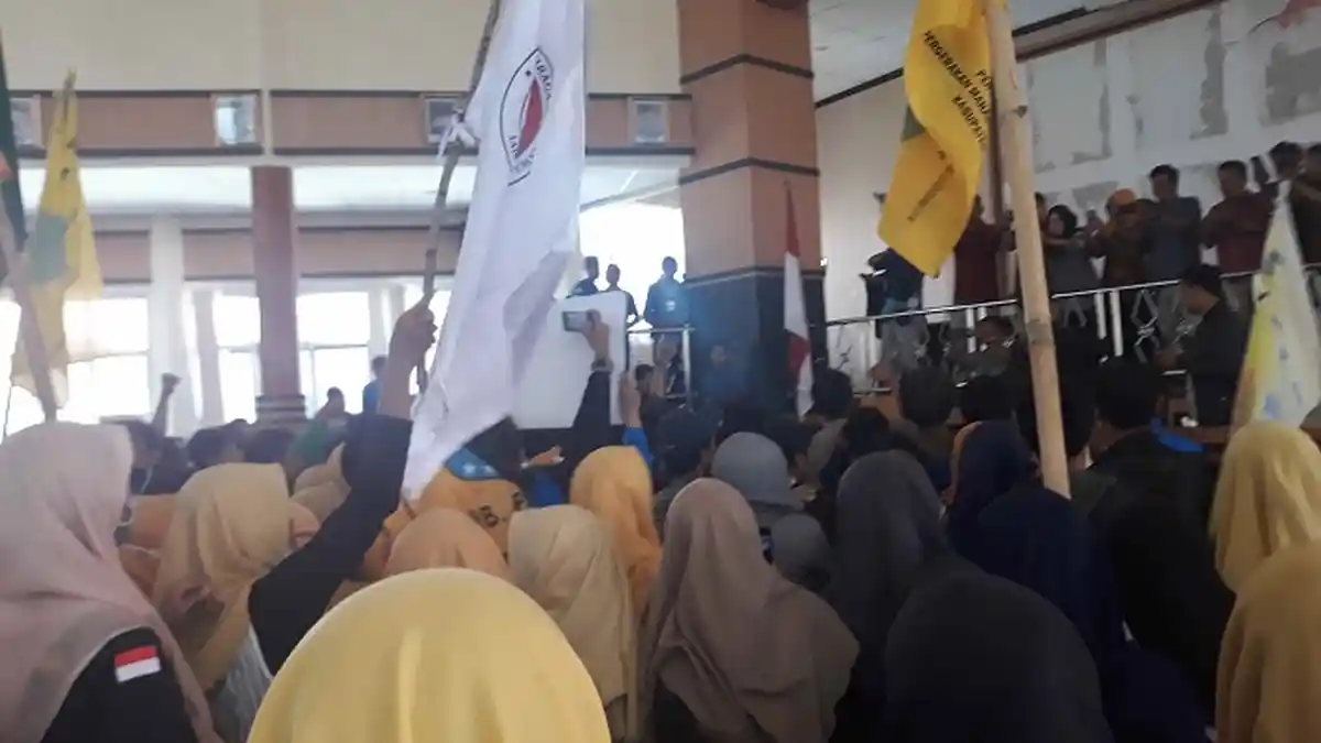 Kembali Tembus, Mahasiswa Masuk Orasi di Ruang Paripurna DPRD Bone