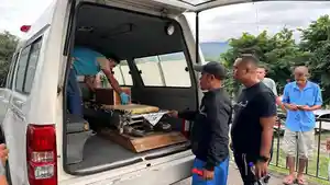 Mayat-bayi-diangkat-dari-mobil-ambulans-untuk-dimakamkan.jpg